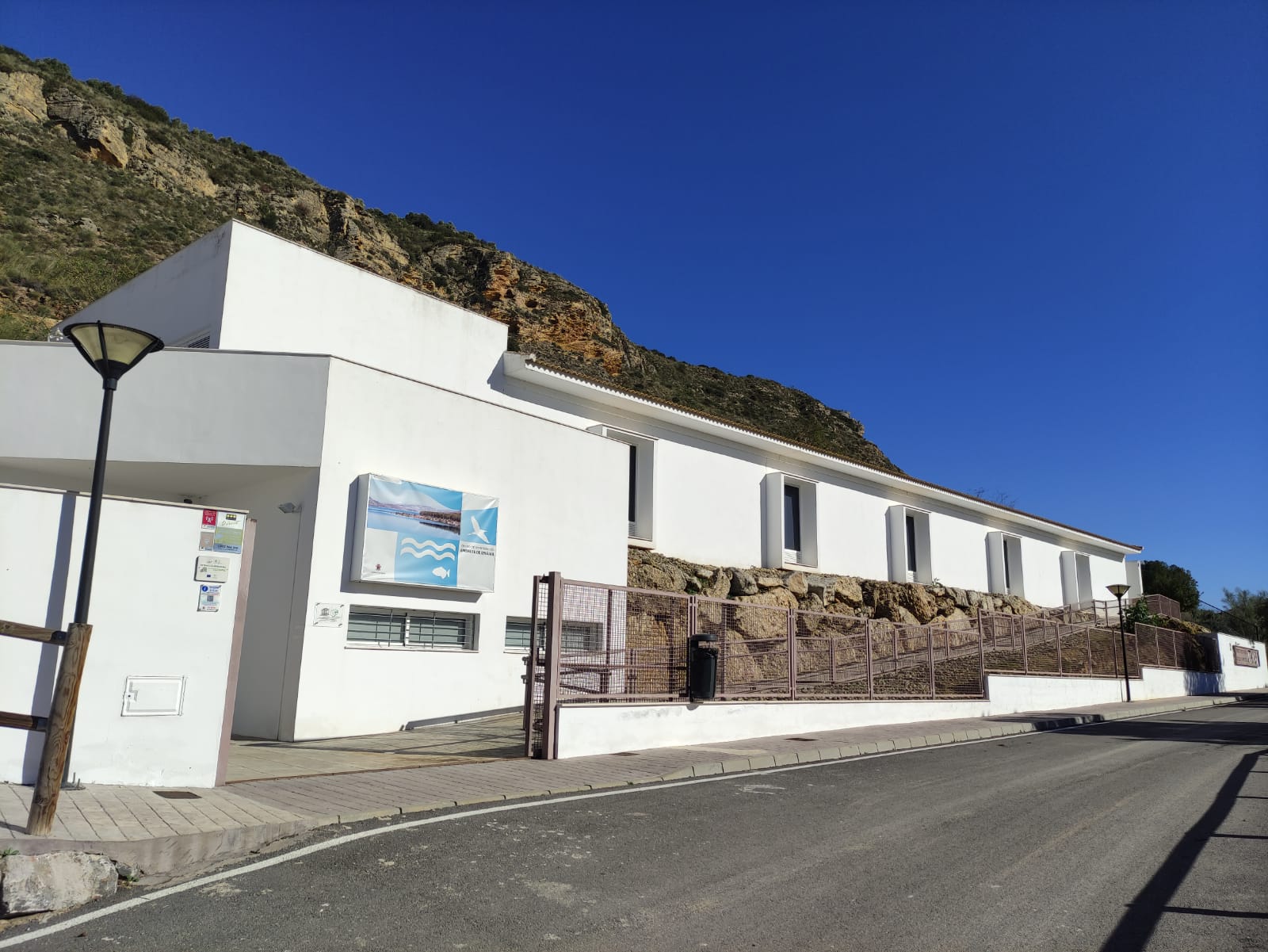 Fachada del Centro de Interpretaci&oacute;n del Embalse de Izn&aacute;jar